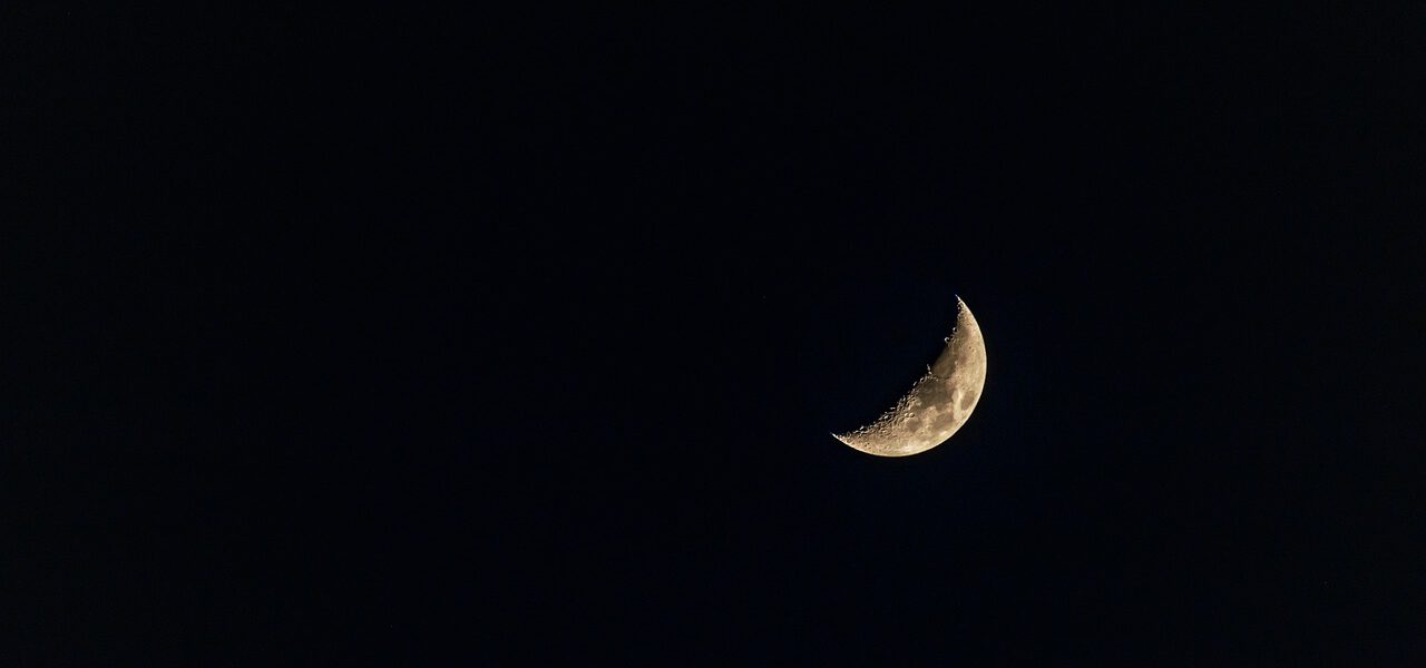 half-moon-4900302_1280